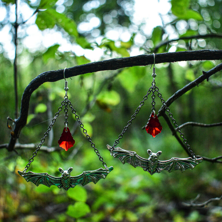 Nahkhiire ja kivikesega kõrvarõngad