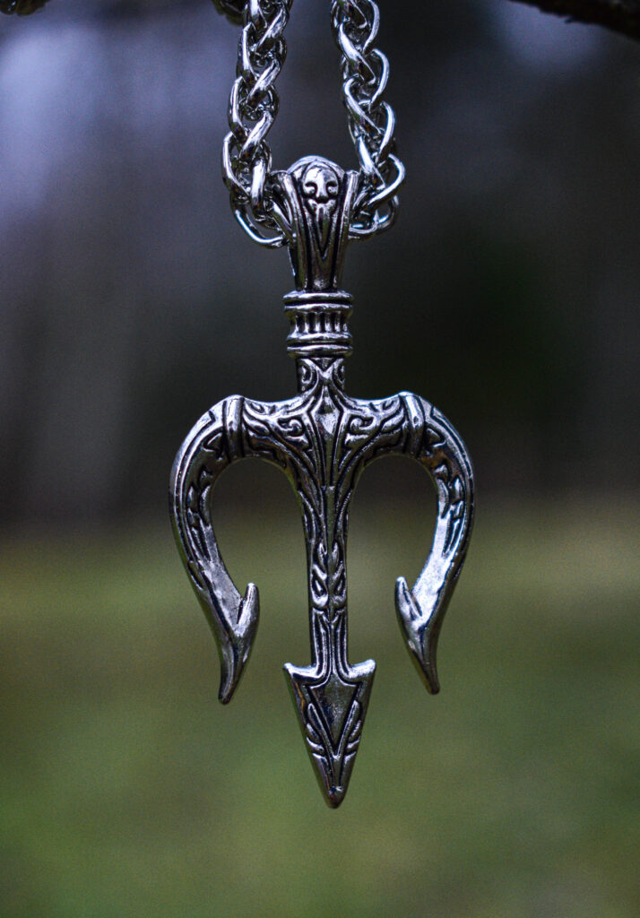 Kolmhargi kujuline kaelakee