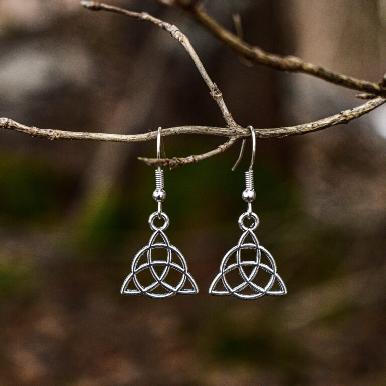 Triquetra sümboolikaga kõrvarõngad