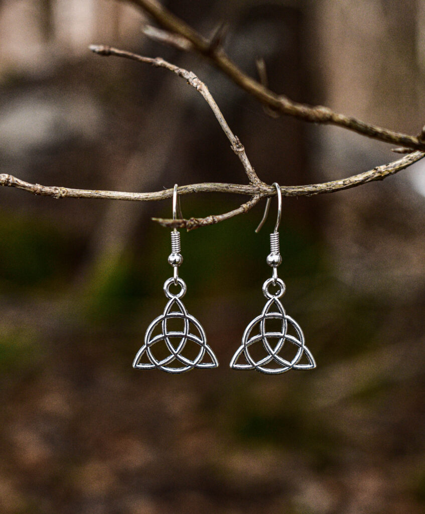 Triquetra sümboolikaga kõrvarõngad