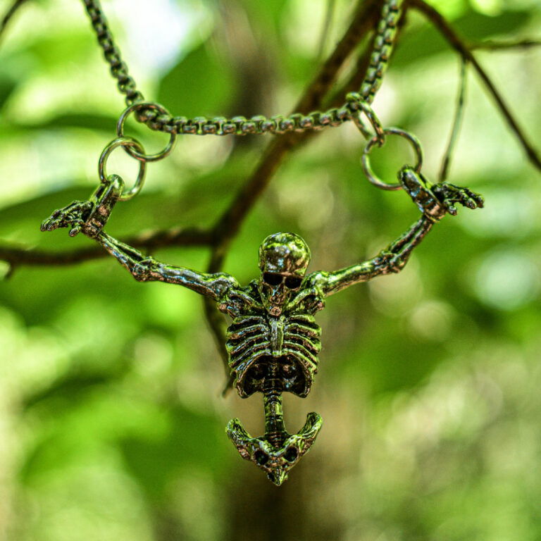 Skeleti kujuline kaelakee