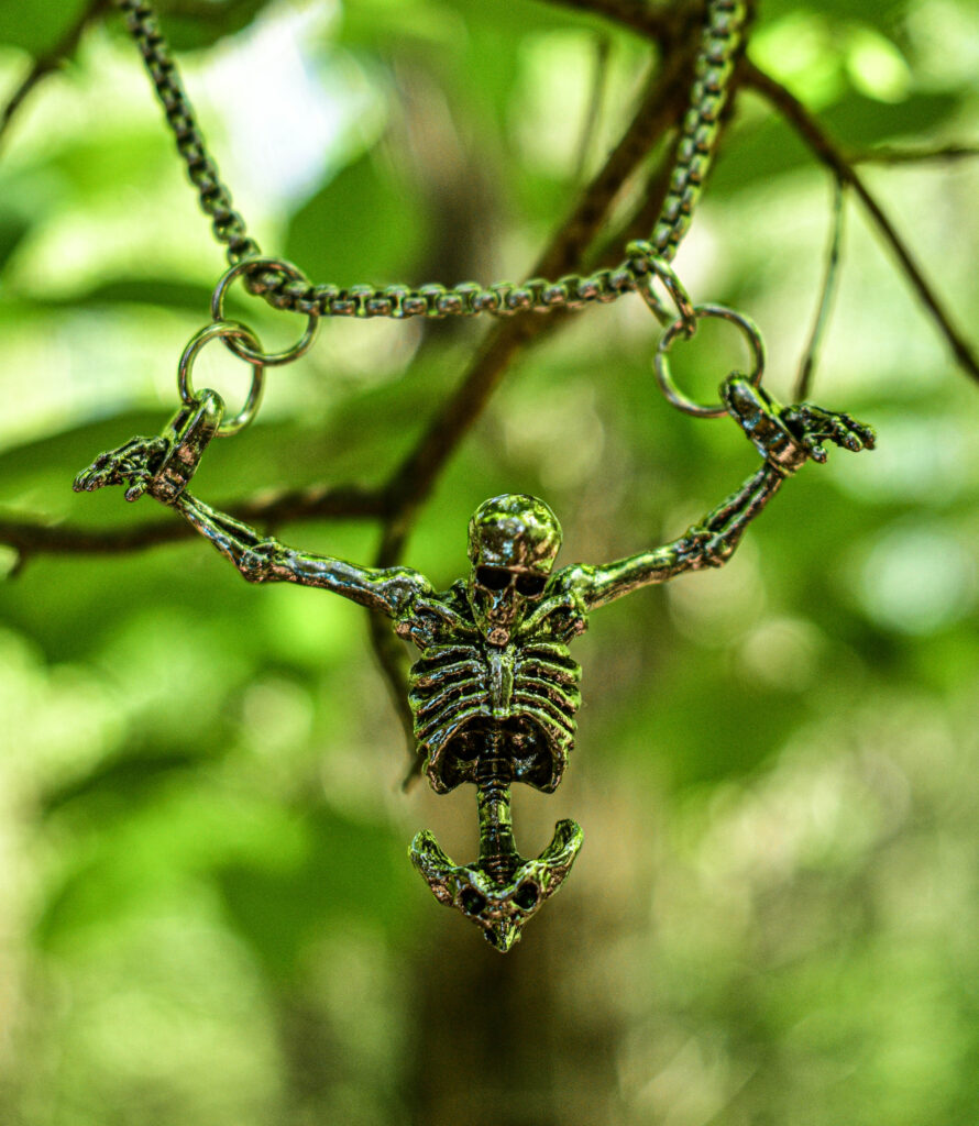 Skeleti kujuline kaelakee