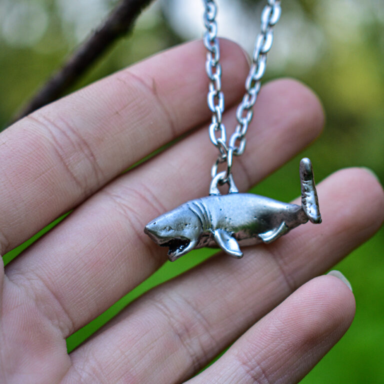 Hai ripatsiga kaelakee käes