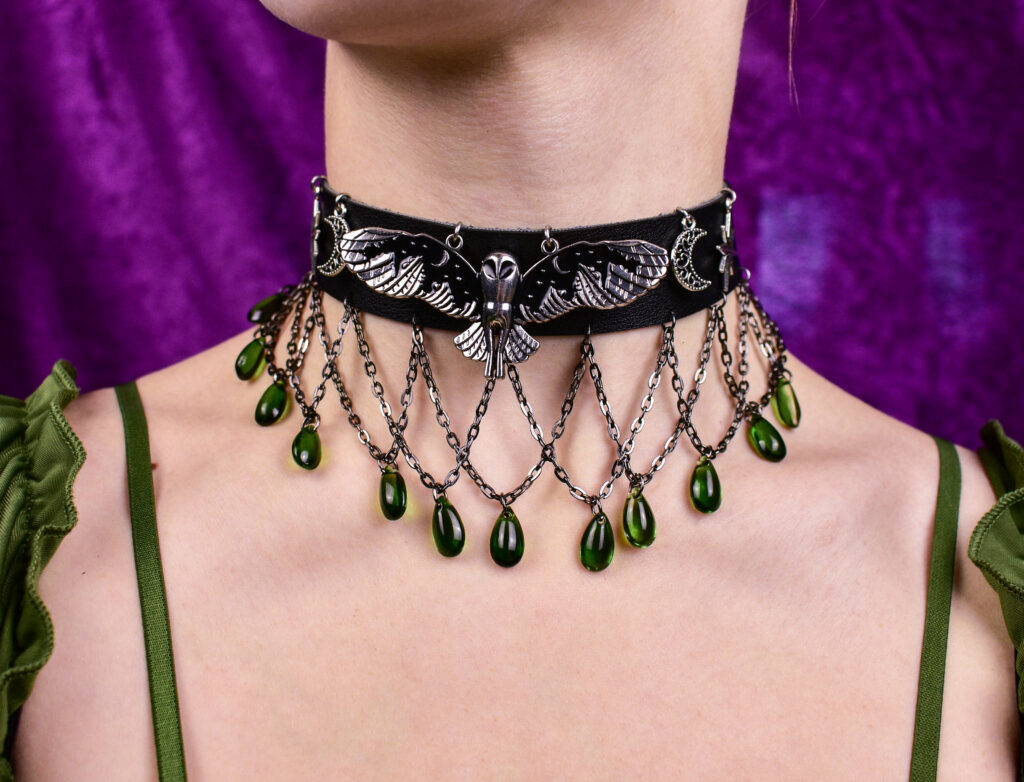 Öökulli ja pärlitega uhke choker