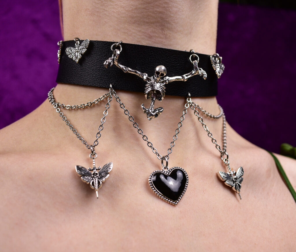 Skeleti ja death mothidega choker