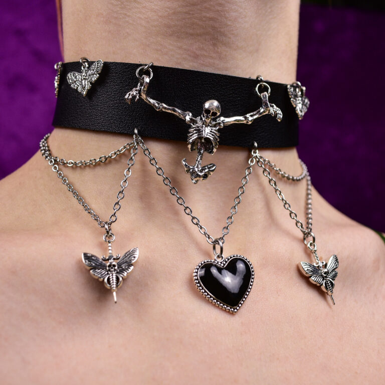Skeleti ja death mothidega choker