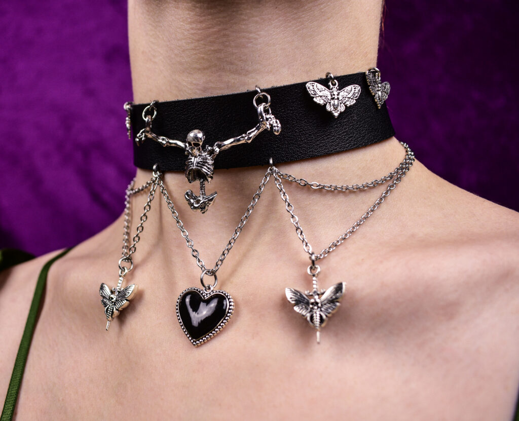 Skeleti ja death mothidega choker
