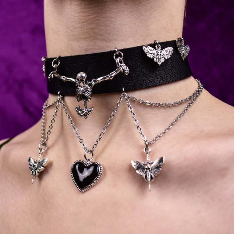 Skeleti ja death mothidega choker