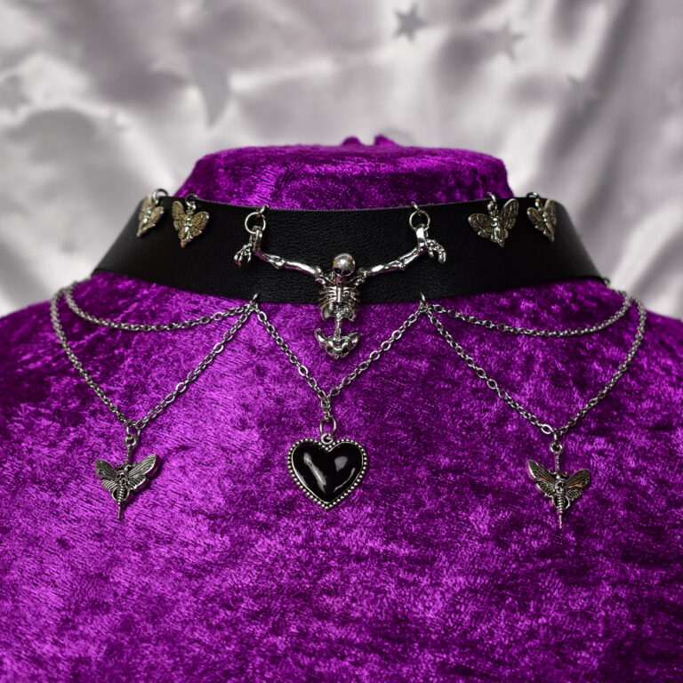 Skeleti ja death mothidega choker