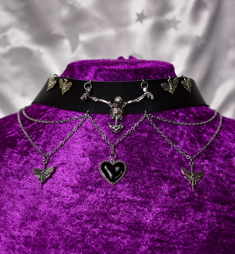 Skeleti ja death mothidega choker