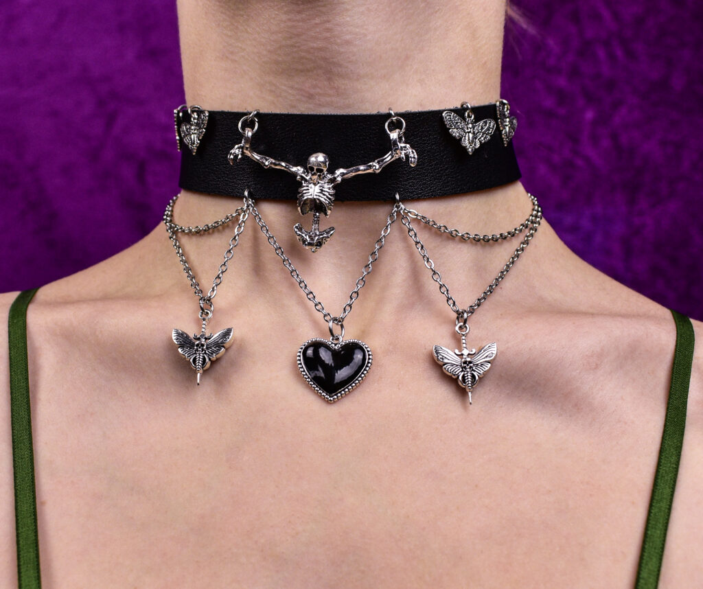 Skeleti ja death mothidega choker