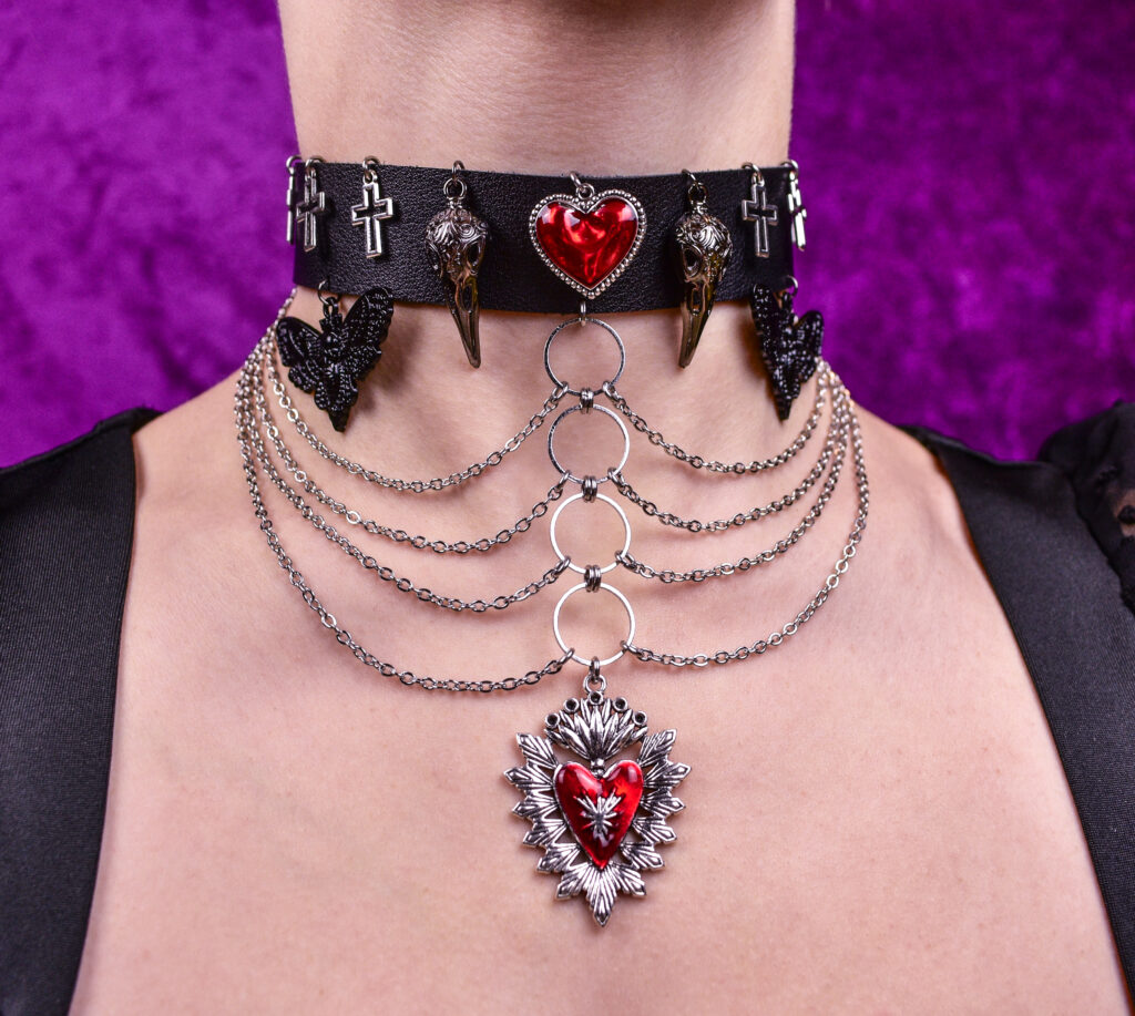 Suure südame ööliblikate ristide ja linnu koljudega uhke choker