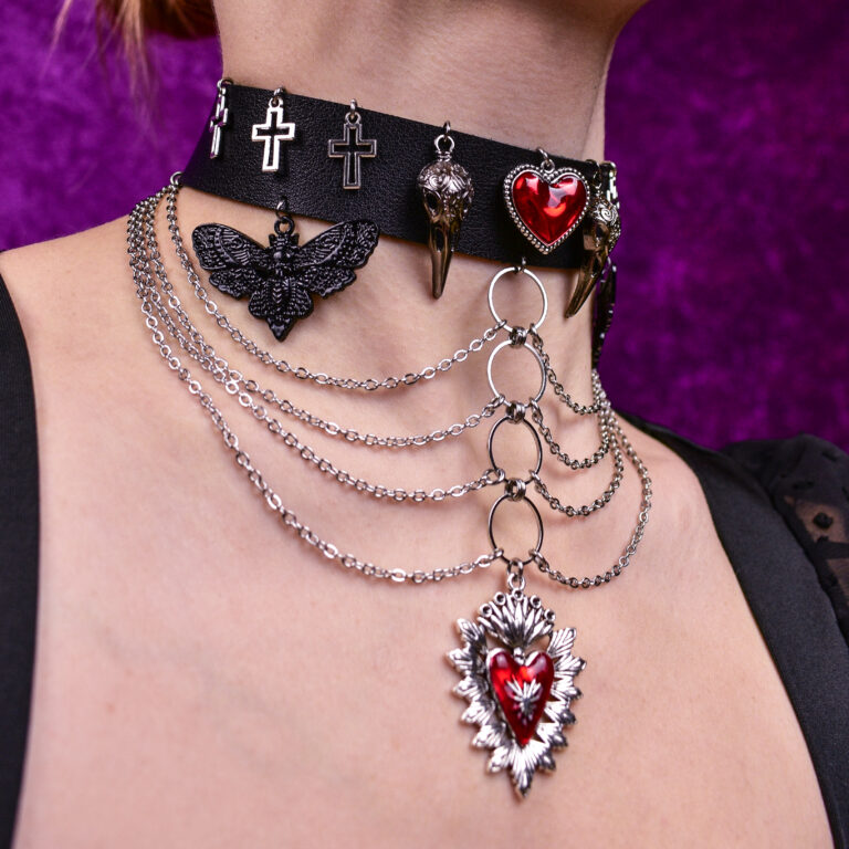 Suure südame ööliblikate ristide ja linnu koljudega uhke choker