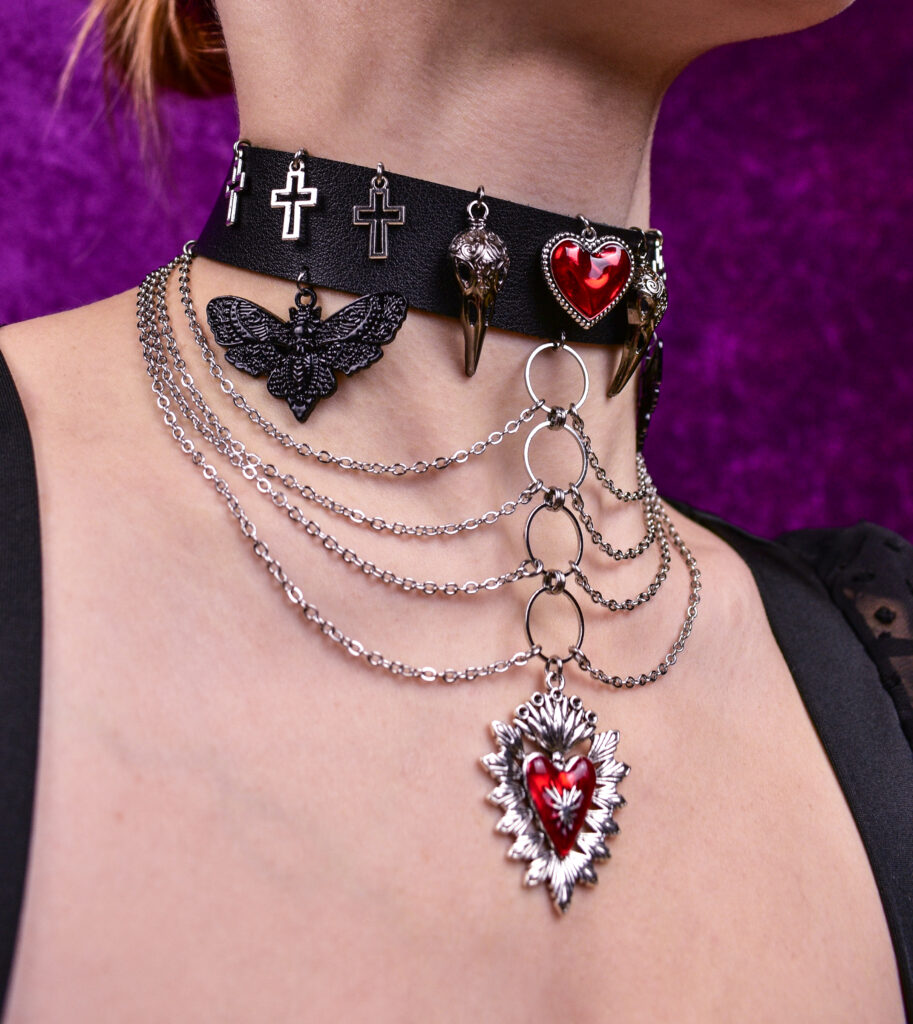 Suure südame ööliblikate ristide ja linnu koljudega uhke choker