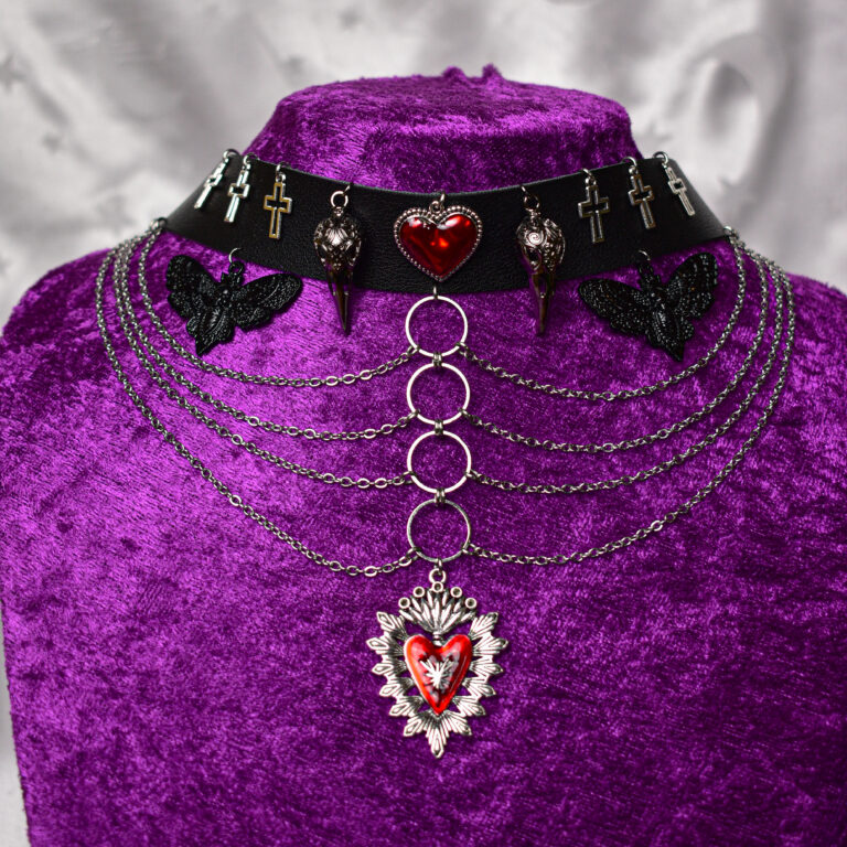 Suure südame ööliblikate ristide ja linnu koljudega uhke choker