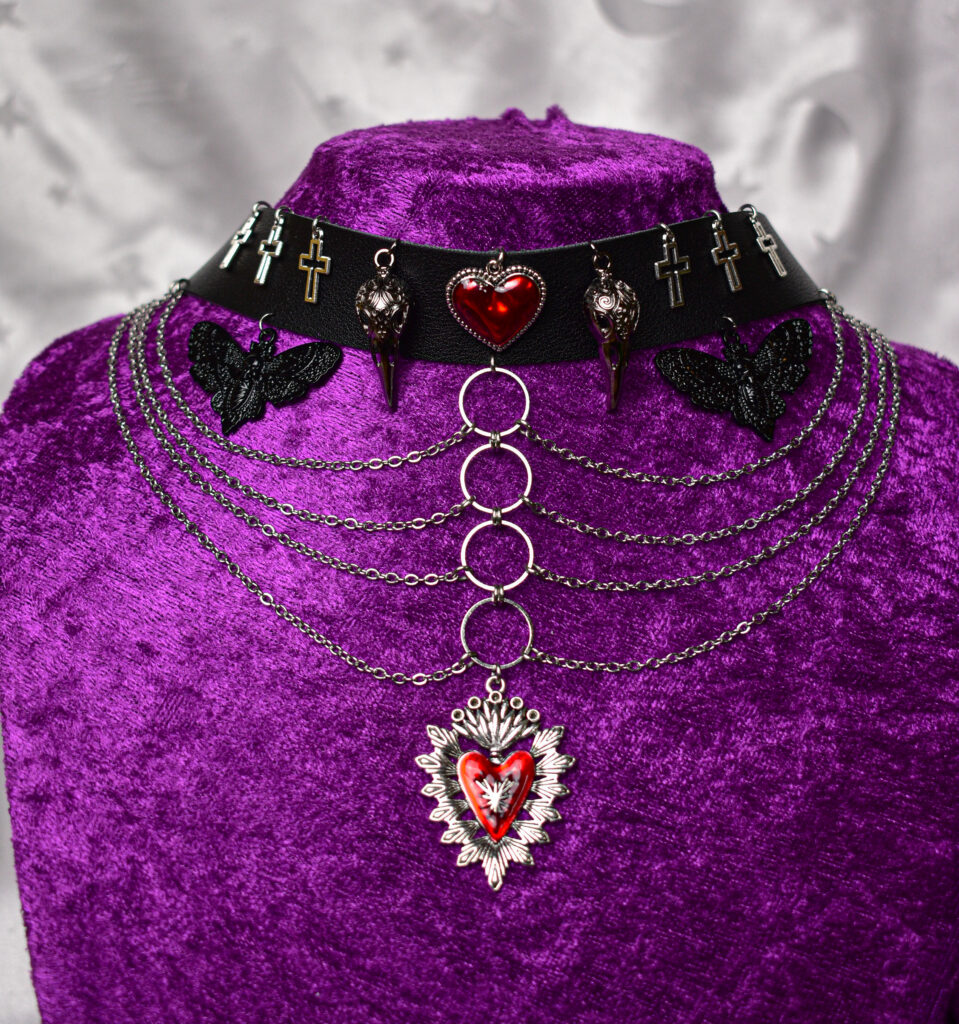 Suure südame ööliblikate ristide ja linnu koljudega uhke choker