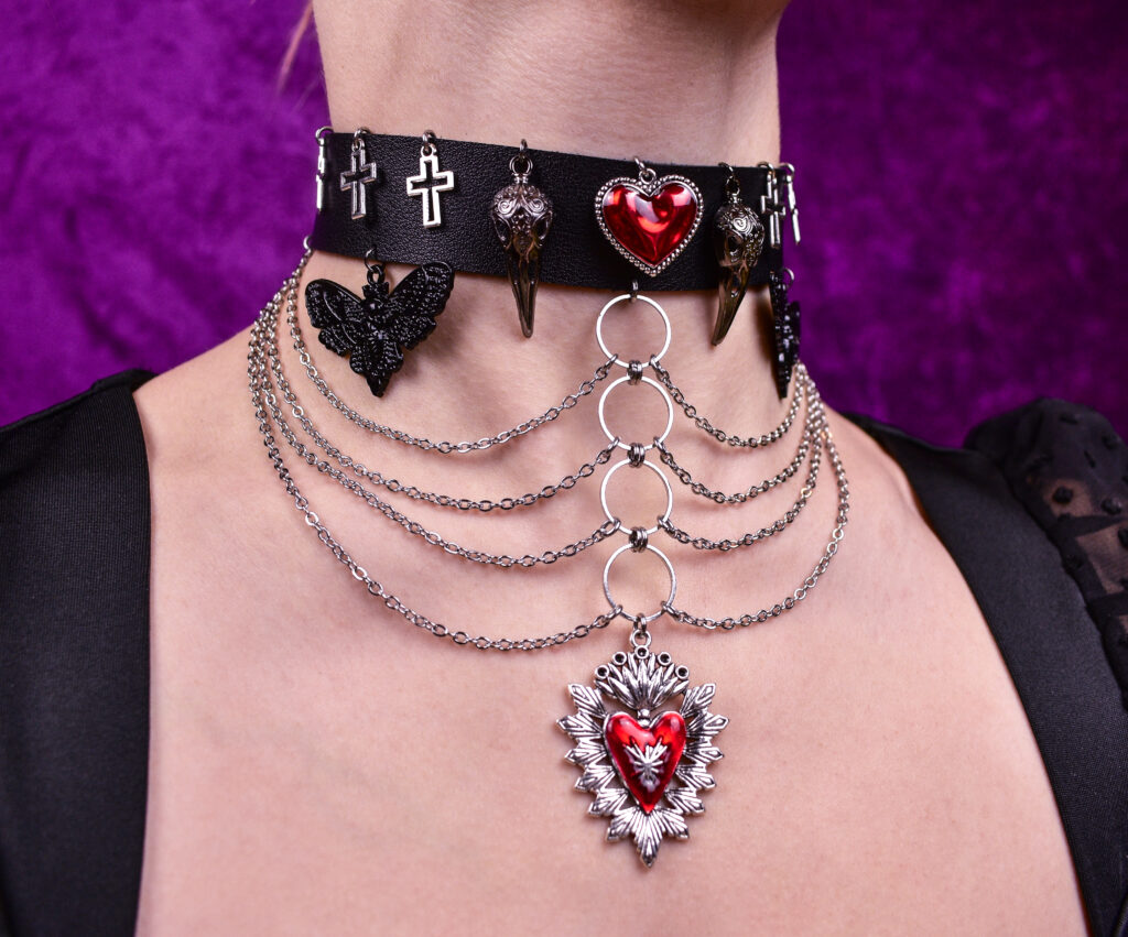 Suure südame ööliblikate ristide ja linnu koljudega uhke choker