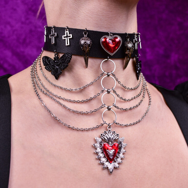 Suure südame ööliblikate ristide ja linnu koljudega uhke choker