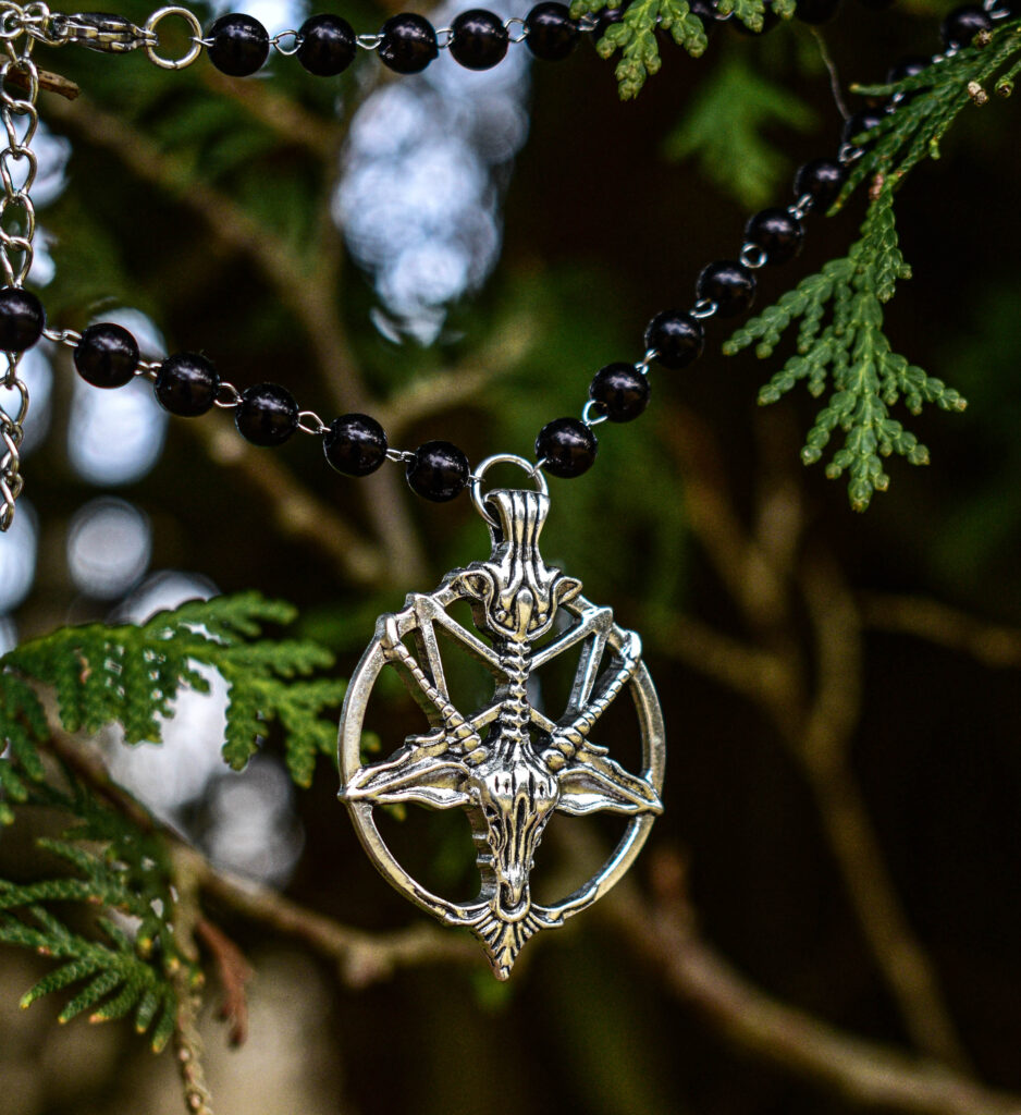 Baphomet mustadest pärlitest ketiga kaelakee