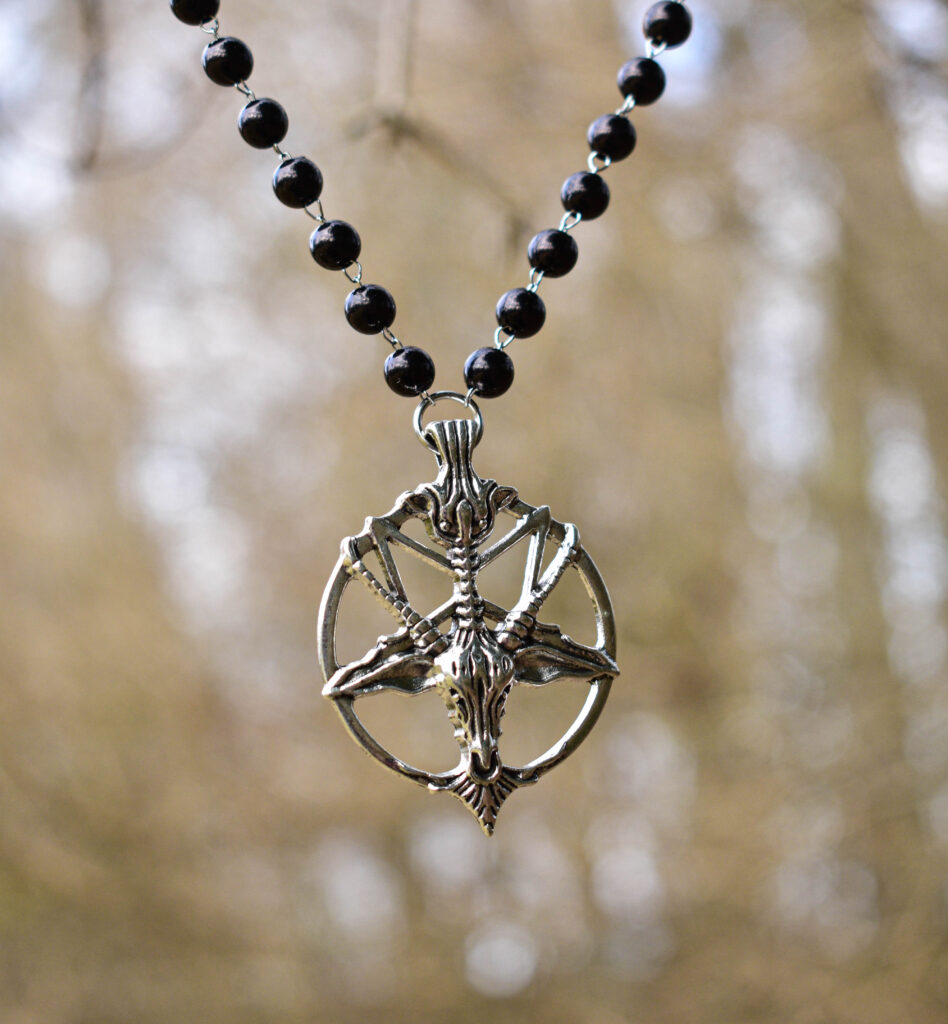 Baphomet mustadest pärlitest ketiga kaelakee