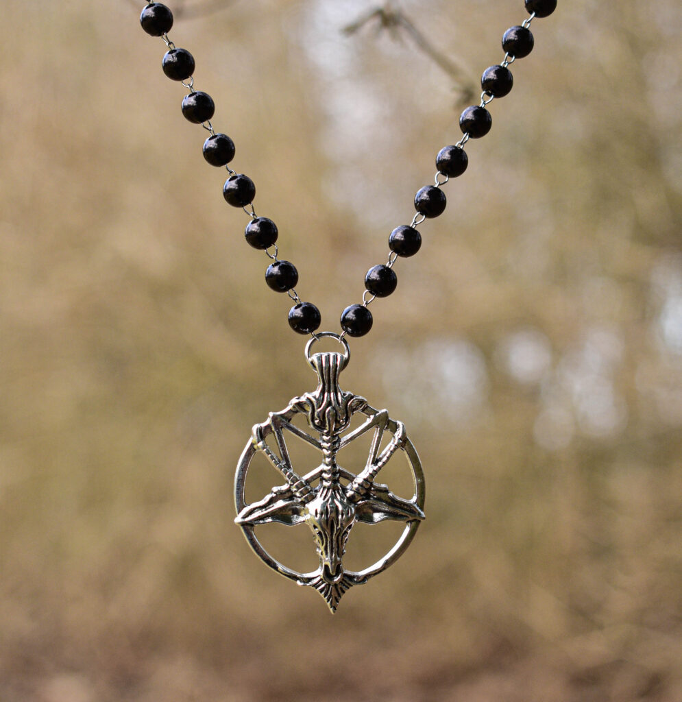 Baphomet mustadest pärlitest ketiga kaelakee