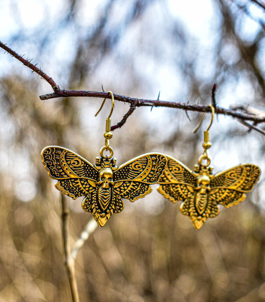 Kuldsed death moth kõrvarõngad