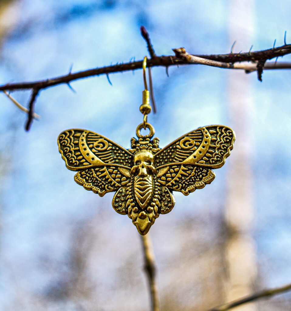Kuldsed death moth kõrvarõngad